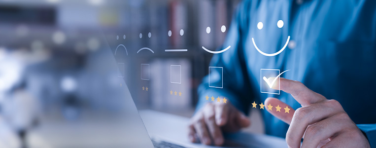 Pessoa mexendo no computador.