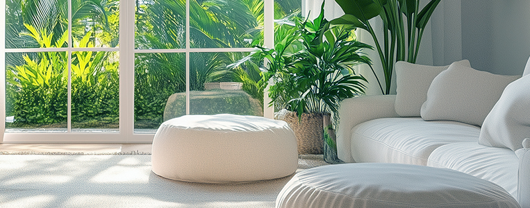 Sala de estar iluminada naturalmente.