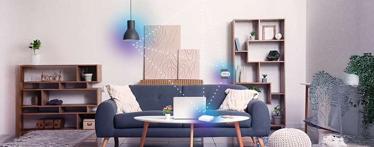 Sala moderna decorada com sofá azul, estantes de madeira, obras de arte na parede e plantas, criando um ambiente acolhedor e contemporâneo.