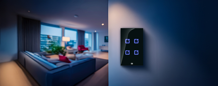 Imagem de um controle de iluminação inteligente instalado na parede de um apartamento moderno, com sala de estar confortável e janelas amplas.