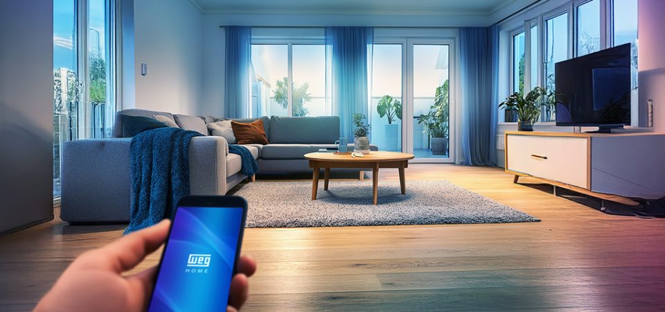 Imagem de uma sala de estar moderna e bem iluminada com sofá cinza, tapete cinza, móveis brancos, televisão de tela plana e janelas amplas com cortinas azuis, decorada com plantas verdes, ideal para conforto e decoração de interiores.