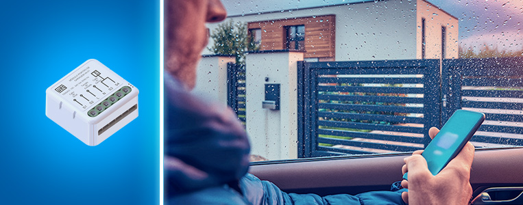 Homem usando sistema de automação residencial com controle via smartphone em frente a uma casa moderna, destacando a tecnologia inteligente para casa.