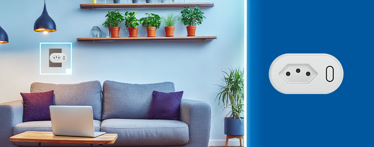 Imagem de uma sala moderna com sofá cinza, almofadas roxas, estantes com plantas e tomadas inteligentes conectadas a uma rede ZigBee, ideal para automação residencial.