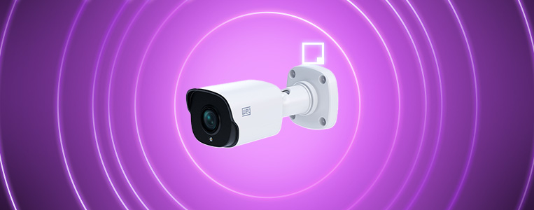 Câmera de segurança moderna instalada em parede, com fundo de luzes brilhantes em espiral roxa, destaque para vigilância e tecnologia de segurança.