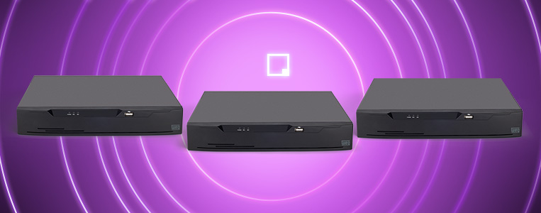 Três aparelhos de scanner futuristas com design preto, colocados sobre fundo roxo com efeitos de luz neon, ideal para tecnologia e inovação.