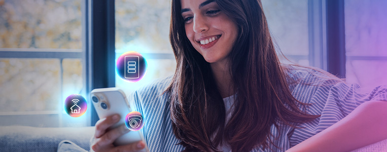 Mulher jovem usando smartphone em um ambiente de home office com ícones de tecnologia e conectividade flutuando ao redor, representando inovação digital e conectividade moderna.