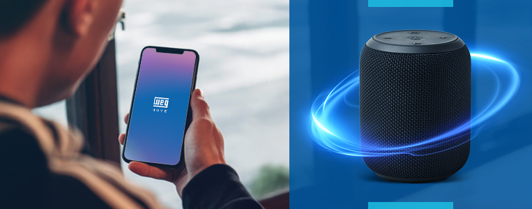 Pessoa vista de costas em uma sala aconchegante com iluminação baixa e TV acesa, com elementos gráficos suaves sobrepostos, sugerindo experiências conectadas e automação no lar.