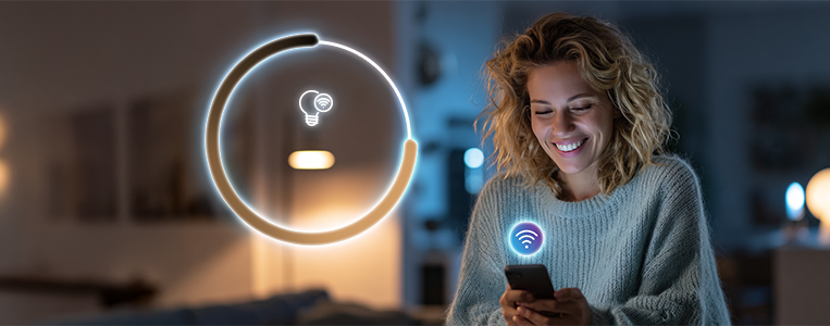 Mulher sorridente usando smartphone em casa, conectada ao Wi-Fi, com ícone de conexão de internet na tela, ambiente acolhedor e tecnológico ao fundo, ideal para otimizar conteúdo sobre conexão Wi-Fi de alta velocidade.