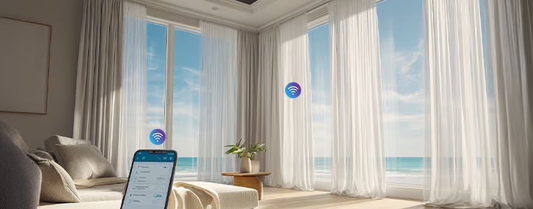 Quarto claro com grandes janelas e cortinas; smartphone no canto e ícones de Wi‑Fi indicando controle inteligente de ambiente. 