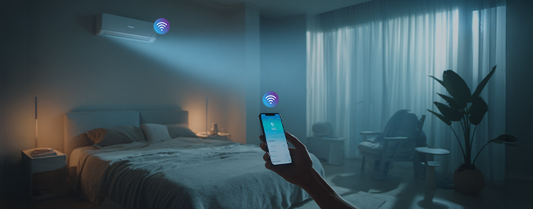 Quarto com ar-condicionado na parede e feixe de ar; mão controla pelo celular, com ícones de Wi‑Fi indicando controle remoto.