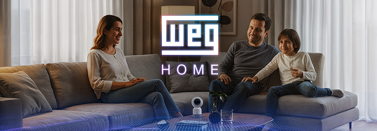Família sentada no sofá em uma sala moderna, com o logotipo “WEG HOME” em destaque e efeitos gráficos no chão sugerindo tecnologia e conectividade.