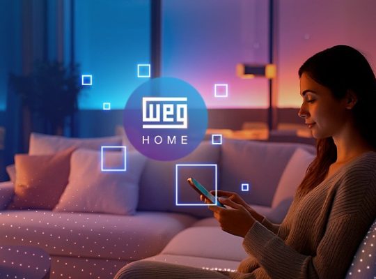 Pessoa sentada no sofá usa o celular em uma sala com iluminação aconchegante; logo WEG Home e elementos gráficos sugerem automação para modernizar o ambiente.