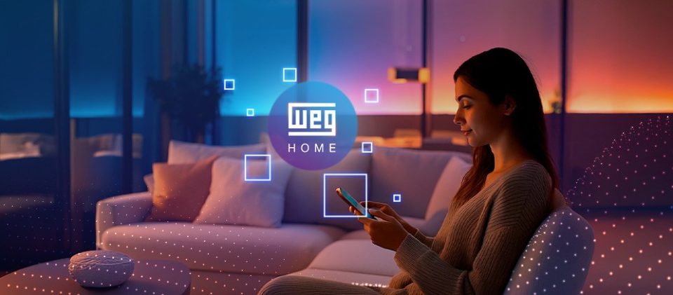 Pessoa sentada no sofá usa o celular em uma sala com iluminação aconchegante; logo WEG Home e elementos gráficos sugerem automação para modernizar o ambiente.